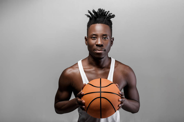 バスケット ボールを持つアフリカ系アメリカ人の男 - 写真・画像