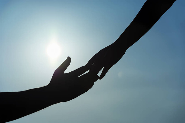 sylwetka pomaga koncepcja rękę i międzynarodowego dnia pokoju. Wsparcie. Międzynarodowy Dzień peace.friendship.help mi - Zdjęcie, obraz
