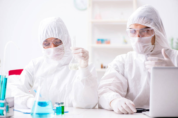 Dva chemici pracující v laboratoři - Fotografie, Obrázek
