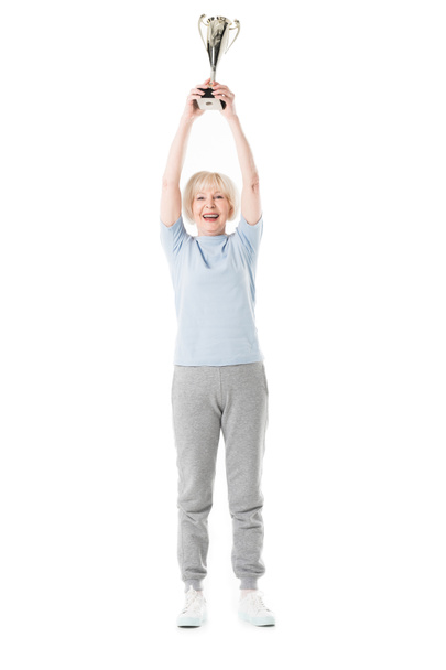 Vanhempi urheilija kädet pystyssä tilalla pokaali eristetty valkoinen
 - Valokuva, kuva