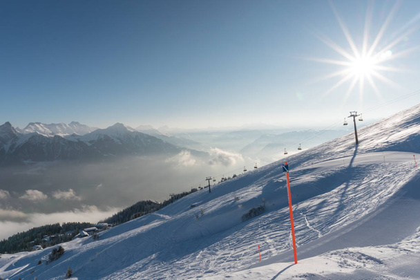 síterület az Alpokban, a sípályák és felvonók egy szép téli napon - Fotó, kép