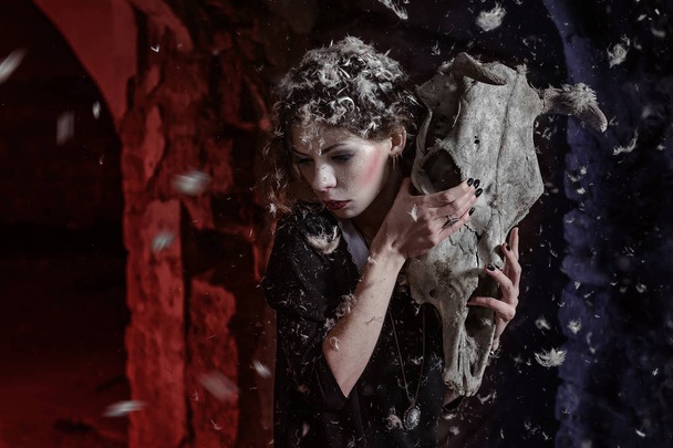 Chica gótica con un cráneo en sus manos
 - Foto, imagen