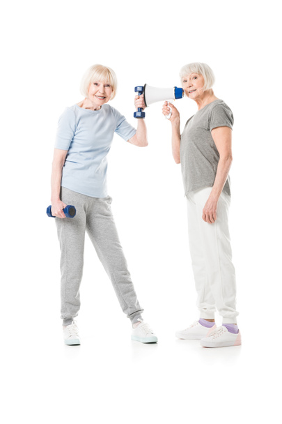 Дві старші спортсменки з гантелями і мегафон ізольовані на білому
 - Фото, зображення