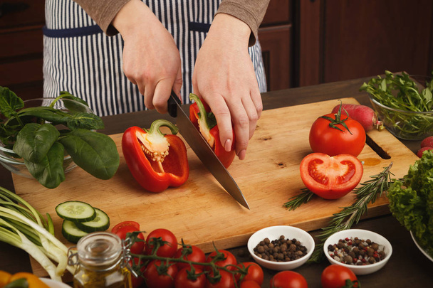 Preparare insalata di verdure fresche a tavola in cucina
 - Foto, immagini