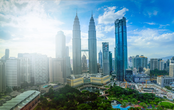 Αστικό τοπίο της Κουάλα Λουμπούρ πόλης ορίζοντα στον γαλάζιο ουρανό με το φως του ήλιου στη Μαλαισία, κατά τη διάρκεια της ημέρας. - Φωτογραφία, εικόνα