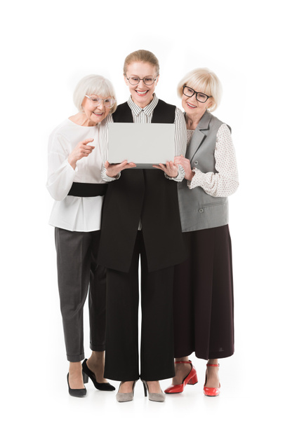 Stylische Geschäftsfrauen mit Brille blicken vereinzelt auf Laptop - Foto, Bild