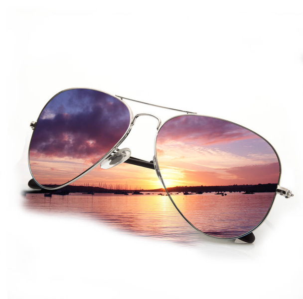 gafas de sol de puesta de sol aisladas en fondo blanco
 - Foto, Imagen