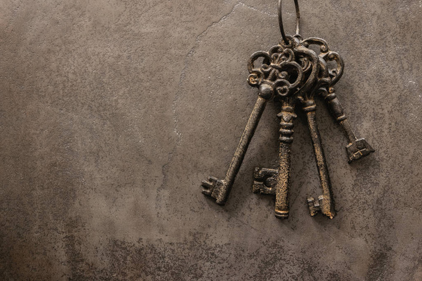 llaves antiguas sobre fondo de textura metálica de acero viejo
 - Foto, imagen