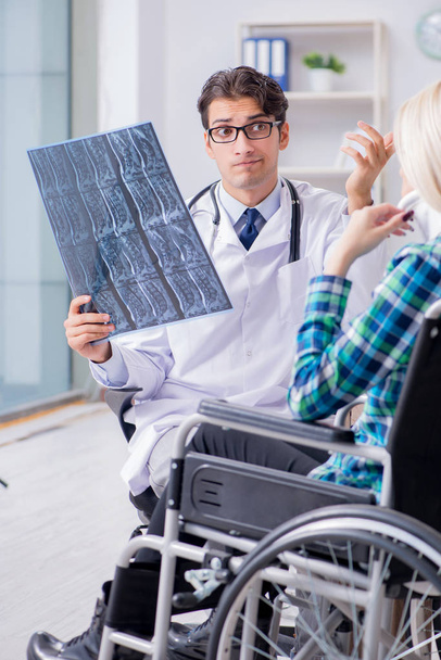 Femme handicapée en fauteuil roulant visiteur homme médecin - Photo, image