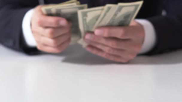 Πλούσια αρσενικό Καταμέτρηση τραπεζογραμματίων δολαρίων, στα χέρια του επιχειρηματία εκτίμηση εσόδων - Πλάνα, βίντεο