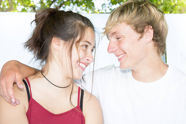 Портрет счастливой пары подростков смеющихся друг над другом
 - Фото, изображение