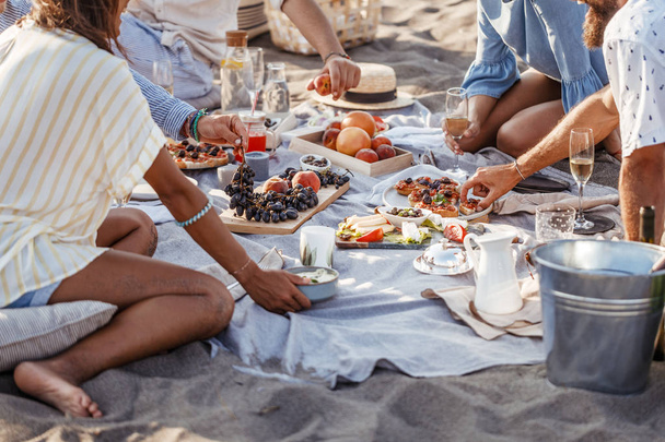 People Enjoying Food on Beach Picnic - Foto, Imagem