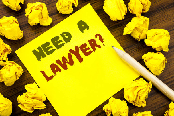 J'écris Need A Lawyer. Concept d'entreprise pour Advocacy Justice Aide Écrit sur papier autocollant, fond en bois avec papier jaune plié signifiant penser
 - Photo, image