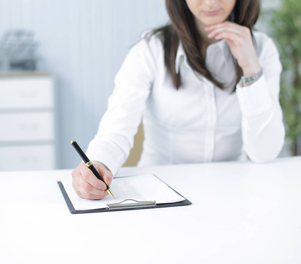 modern business woman working with documents in the workplace - Foto, Bild