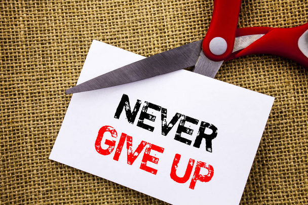 Tekst pisma Wyświetlono Never Give Up. Koncepcyjne zdjęcie motywacji cytat dla osiągnięcia Challenge sukces napisane na Przyklejony Uwaga papieru cięcia nożycami na teksturowanej tło - Zdjęcie, obraz