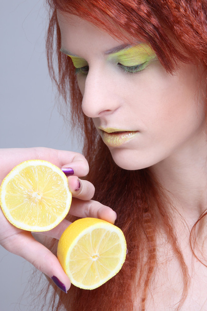 redhaired giovane ragazza con limone. da vicino - Foto, immagini
