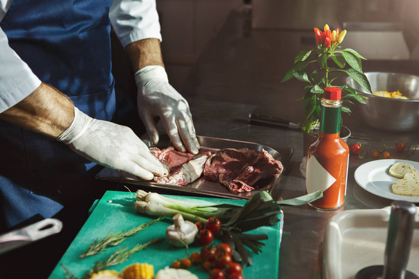 Szef kuchni cięcia świeżych warzyw na sałatkę - Zdjęcie, obraz