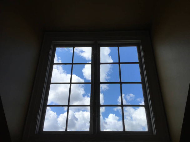 Mavi gökyüzü ile pencere - Fotoğraf, Görsel