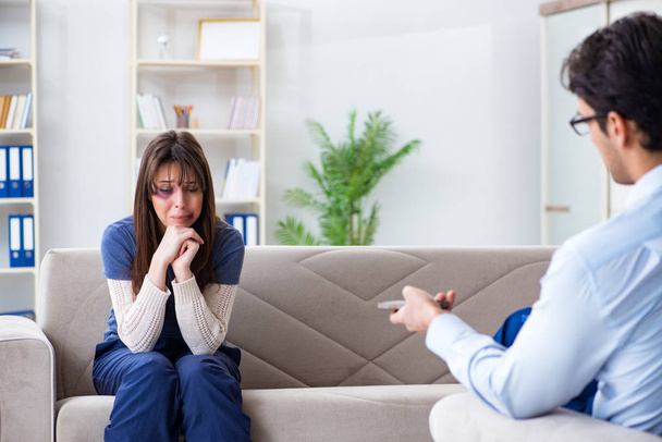 Psykologi neuvonta nainen pahoinpideltiin aviomies - Valokuva, kuva