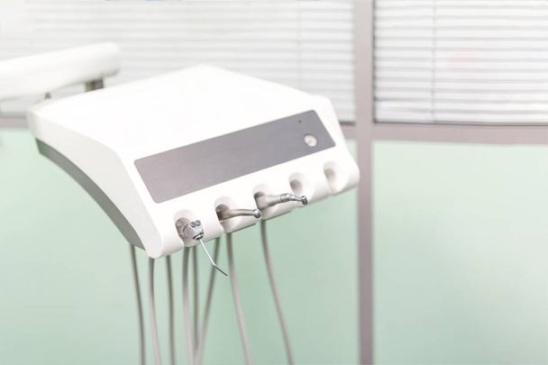 Dental instrumentu w klinice stomatologii. Sprężonego powietrza i wody dysz nawadniających. Narzędzia profesjonalne dentysta - Zdjęcie, obraz