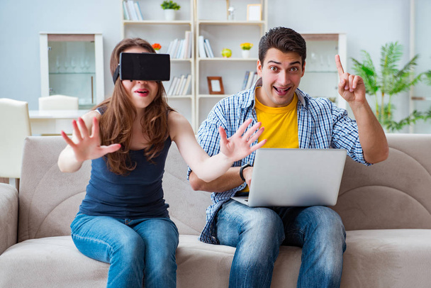 Młoda rodzina gra w gry z okularami wirtualnej rzeczywistości - Zdjęcie, obraz