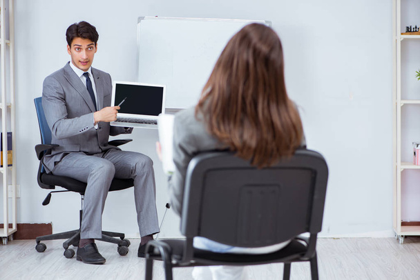 Бизнес-презентация в офисе с мужчиной и женщиной - Фото, изображение