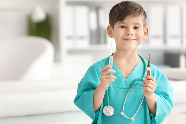 Χαριτωμένο μικρό αγόρι με τη στολή του γιατρού   - Φωτογραφία, εικόνα