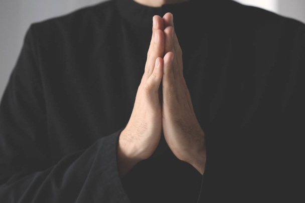 priest praying to God - 写真・画像