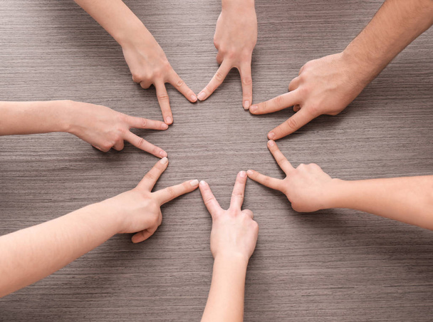Grupo de pessoas unindo as mãos
 - Foto, Imagem