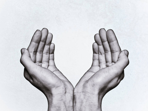 dvě ruce pomoc obrátit na izolované pozadí - Fotografie, Obrázek