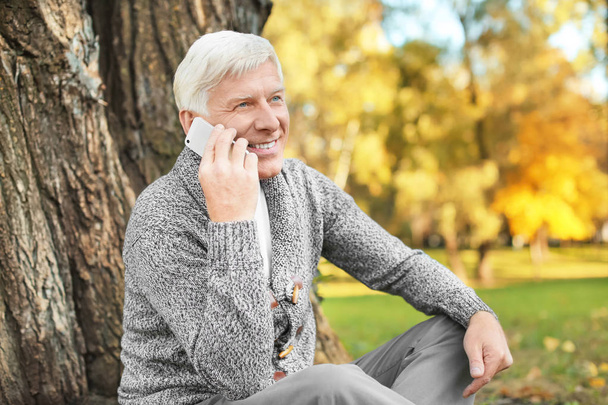 Starší muž mluví na mobilním telefonu - Fotografie, Obrázek