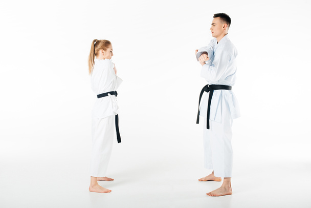 vista laterale di combattenti di karate stretching mani isolate su bianco
 - Foto, immagini