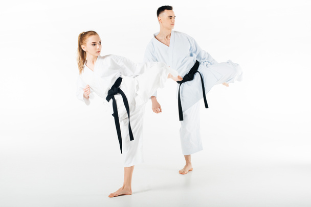 karate taistelijat koulutus yhdessä eristetty valkoinen
 - Valokuva, kuva