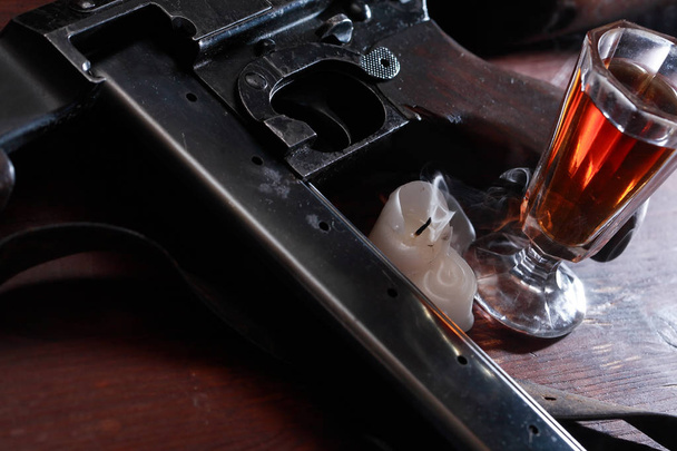 Submachine pistola e whisky
 - Foto, immagini