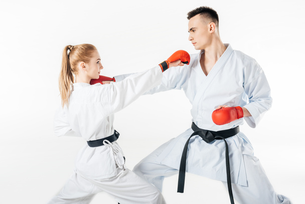 Sportive ludzi walczących w karate kimono i rękawice na białym tle - Zdjęcie, obraz