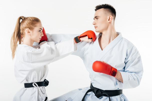 widok boczny karateków ćwiczeń na białym tle - Zdjęcie, obraz