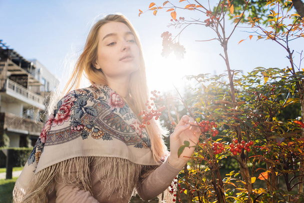 krásná Ruská dívka blondýna chodí po zahradě, na ramenou krásný šátek, Teplý jarní den - Fotografie, Obrázek