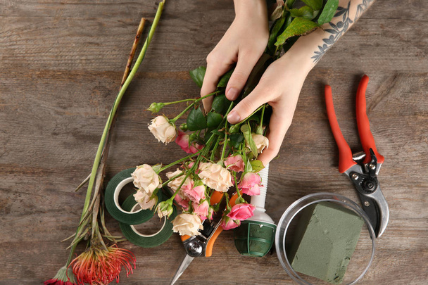 florist making beautiful bouquet - Foto, Imagem