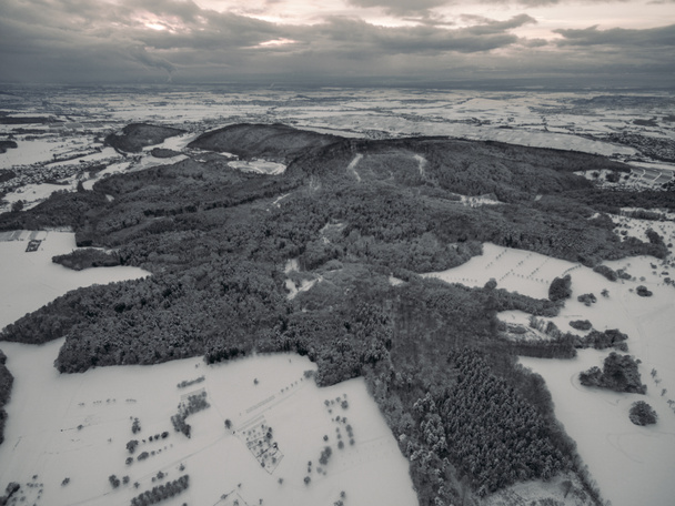 vue aérienne d'un magnifique paysage hivernal avec des arbres et des champs enneigés, Allemagne
 - Photo, image