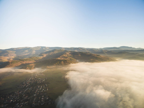vista aérea de belas colinas verdes e casas sob nuvens, Alemanha
 - Foto, Imagem