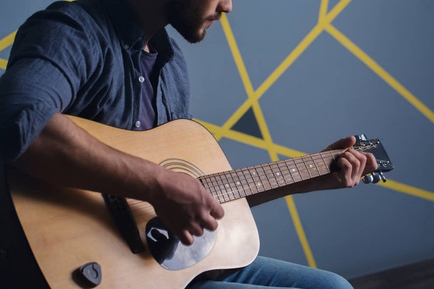 muž si hraje na kytaru, detail - Fotografie, Obrázek