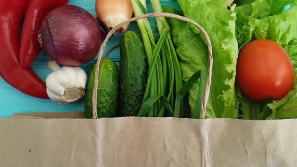 βιολογικά λαχανικά σε ένα μπλε ξύλινο χαρτί τσάντα συγκομιδή - Πλάνα, βίντεο