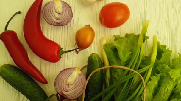 Beyaz ahşap kağıt torba hasat organik sebze - Video, Çekim