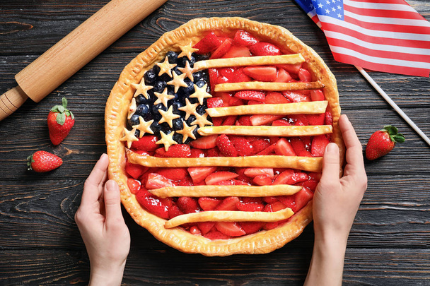 Woman holding American flag pie - Foto, immagini