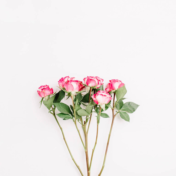 Bouquet de fleurs de rose rouge. Pose plate, vue du dessus tête florale minimale de printemps
. - Photo, image