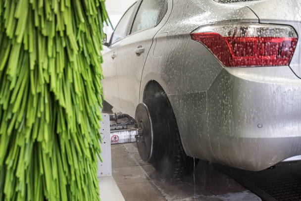 πλύσιμο αυτοκινήτων με νερό υπό πίεση, πλύσιμο με αφρό και το νερό, το πλύσιμο αυτοκινήτων - Φωτογραφία, εικόνα
