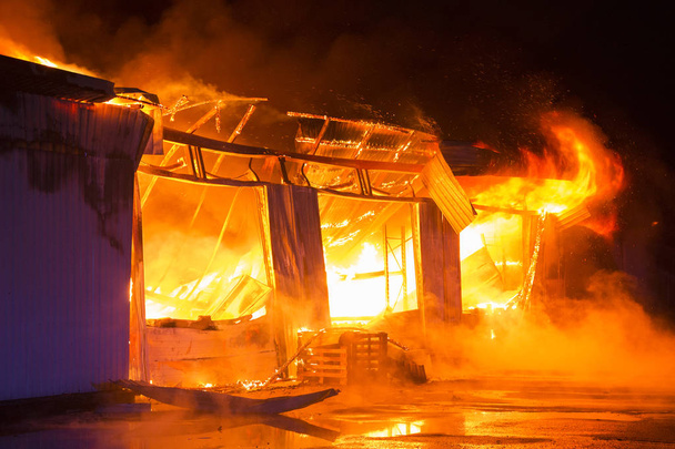 bir garajda yangın düşünce alevlerin ile çatı - Fotoğraf, Görsel