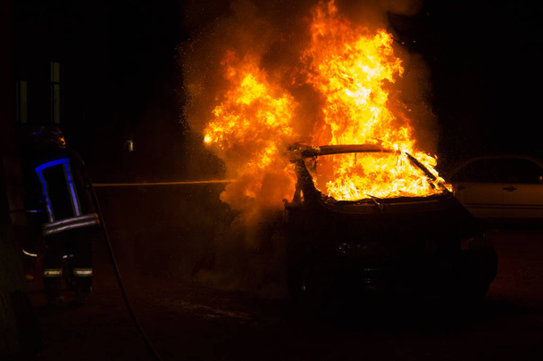 Spalanie samochodu na drodze w nocy - Zdjęcie, obraz