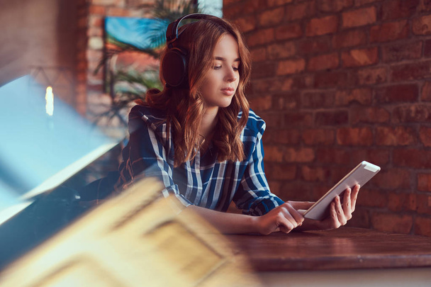 Молода чарівна чуттєва дівчина слухає музику в навушниках
 - Фото, зображення