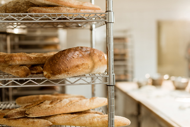 polcok, finom, frissen sült kenyeret a sütés gyártása - Fotó, kép